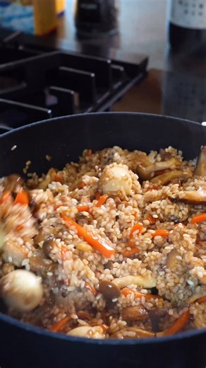 森 シェフ(森 洋太) | 過去一おいしいおこわが完成しました！豚肉と椎茸の中華風おこわ✨ 今年最後のレシピです☺️ 振り返ると、 たくさんの方が動画を観てくださり、「作りました」の声や、温かいコメント、いいねを届けてくださいました。... | Instagram
