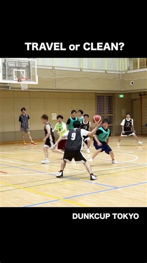 【TRAVEL or CLEAN？】1つ目はトラベリングと同時にファンブルしているもの。2つ目はギャザーのタイミングが分かりずらいもの。貴方ならどうジャッジしますか？