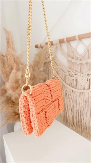👆🏼CLICA NA SETINHA AQUI EM CIMA 👆🏼 e vem crochetar essa Bolsa de Crochê comigo 🤎