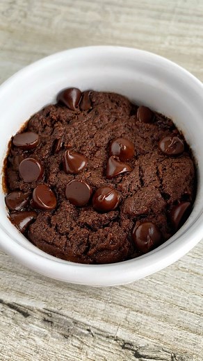 Fitwaffle Kitchen | Eloise on Instagram: "MICROWAVE MUG BROWNIE 😍 If you love chocolate brownies you gotta try this super easy microwave brownie for one! It’s super quick and easy to make and it’s so moist and chocolatey 🤤 It tastes less than 5 minutes to make and you don’t even need any eggs 🙌 Sound on for full instructions 🔉 All you need is: 1 tbsp salted butter 4 chunks (25g) dark chocolate, at least 50% cocoa 2 tbsp granulated sugar 1 tbsp milk (any), room temp 3 tbsp plain flour, heat t
