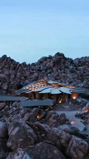 Step inside The Kellogg Doolittle House in Joshua Tree—the breathtaking location of our summer campaign. Designed by Kendrick Bangs Kellogg and his protégée John Vugrin in the 1980s, this one-of-a-kind masterpiece is organic architecture at its finest.🌵 | Todd Snyder