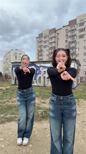 Video van mali&djedje🪱🪱 (@avijanetareal) over TikTok Dance Trend For Two People