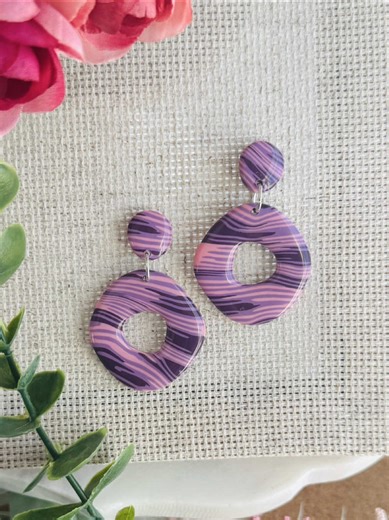 ⭐️ Clay tip: unique slab pattern Here’s a really nice tip by the super talented Asa, from @hexedclayco: An easy to make striped pattern cane which is great both for beginners and more advanced clay artists. The glossy finish you see on the final pieces is from UV resin, but you can also leave them matte if you prefer. Here are the color recipes in case you want to try this pattern using the same colors: Dark Purple: 2 parts Cernit Number One Red 1 part Cernit Number One Blue 1 Part Cernit Number