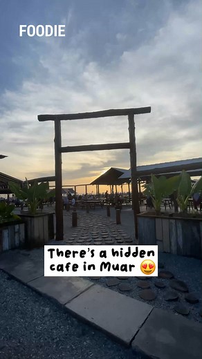 Hidden beachfront cafe in Johor with a fishing pond 😍🎣 📍Tomisstan Cafe @ Muar, Johor ⏰ 3pm-10pm (9.30pm last call) | Johor Foodie