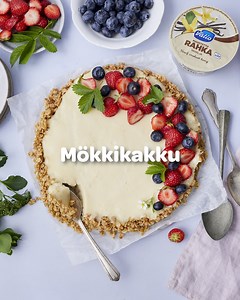 Kakun valmistus paistinpannussa – kyllä! Nimensä mukaan mökkikakku on kehitelty toteutettavaksi helposti mökkiolosuhteissa. Kauralastumainen pohja sekä valkosuklainen täyte hurmaavat takuuvarmasti mökkikansan. 😋 #valioleivonta Kurkkaa mökkiviikonloppujen hittiresepti tästä » | Valio
