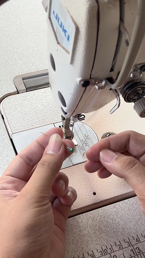 Easy Ruffle Trick with an Industrial Sewing Machine #sewing #tailor #sewingtutorial #SewingTips #sewingtricks | Bernard Malbas Amolata