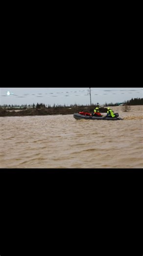 FAR-Maroc on Instagram‎: "#far_maroc قامت وحدات من القوات المسلحة الملكية بتنفيذ عملية تدخل على مستوى دوار درقاوة التابع لجماعة الحوافات بإقليم سيدي قاسم، لإجلاء مواطنين حاصرتهم مياه الفيضانات، مع تقديم الدعم الضروري لهم بعين المكان."‎