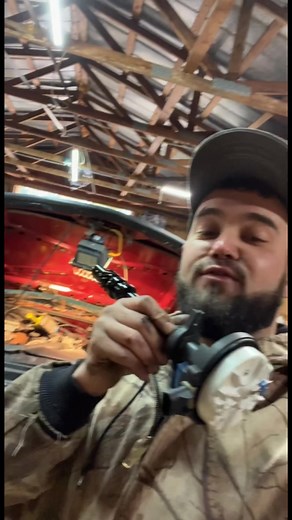 Don’t pull out, I mean the distributor… #funbucketkustoms #fbk #floridatoys #shitbox #chevy #blazer #distributor #kustom #bluecollar #imovecarsmf