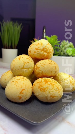 DELICIOSOS PANDEBONO ✨🤤 Ingredientes: 🛒📝 1-1/2 taza de harina de yuca 1/2 taza de harina pan (harina de maíz pre cocida) 1 Cdita de polvo de hornear 1/2 cdita de sal 2 Cdas de azúcar 1 huevo 3 Cdas de mantequilla derretida 3/4 taza de leche 1 taza de queso mozzarella 1 taza de queso blanco salado Queso para cubrir cada pan de bono: 1/4 de taza. Cantidad de pan de bono: 12 unidades pequeñas. (64 gr de peso cada uno) Temperatura de horneado: 400°F (204°C) 🌡 Tiempo de horneado: 25 minutos.⏲ BOL