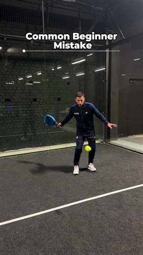 Use rotation of the upper body and body weight movement with playing the forehand! We see a lot of people just using there arm, getting speed from the rotation gives more control 😁🎾 • • • #padel #padeltime #padelmania #padeladdict #padelamateur