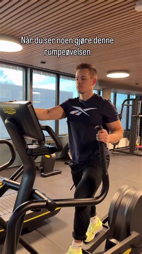 Martin Ramberg - ONLINE COACH on Instagram: "Sumo-markløft med manual – en fin øvelse å ha som krydder, selv om den kanskje ikke er en hovedøvelse for de fleste. Hvorfor den funker: • Bred beinstilling og lett utoverrotasjon → god aktivering av setet og innsiden av lårene. • Du kan stå på step/benker → mer ROM og bedre strekk i bunnposisjon. • Perfekt som en pump-/sluttøvelse når du ikke trenger å løfte tungt. Å tenke på: • Når du blir sterk, kan manualen bli en begrensning. Da er vanlig sumo ma