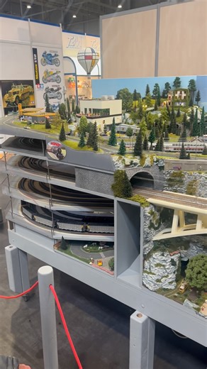 A look at this impressive multi-level layout: surface scenery on top, hidden spiral tracks below, and a full network of tunnels and bridges. #modeltrain #modelrailway #trains #railwaymodelling #miniatureworld #trainscale #modeltrains | ModelTrain HO