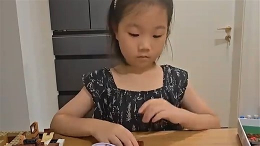 LEGO Classic创意积木盒（10698）拼搭轻松，色彩丰富，激发孩子创造力。家庭亲子时光更有趣，动手动脑两不误，收纳便利，让想象力自由飞翔！