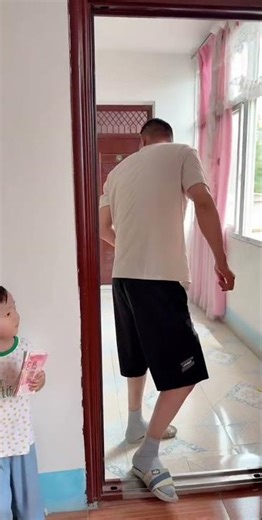 Dad is so absorbed in looking at his phone. Play with him and look for it slowly#Wenxu