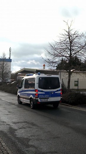 Motorschaden gegen AfD-Parteitag | SPIEGEL TV Ein Bus, Kunstaktivisten und eine Menge Chaos: Hinter einer Halle wird der Bus des Zentrums für politische Schönheit von der Polizei gestoppt – doch plötzlich geht gar nichts mehr. Die fachkundige Meinung: Motorschaden! Schaue dir den kompletten Beitrag hier an: https://youtu.be/fTIYf6MfBv0 #AfD #Parteitag #Protest | SPIEGEL.TV