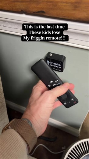 If you’re always losing the remote… this is your sign 📺😅 This remote rescue tether keeps your remote exactly where it belongs — no more couch diving, cushion flipping, or searching the whole house. Simple, discreet, and perfect for living rooms, bedrooms, kids’ rooms, and busy households. Such a small thing, but it makes everyday life way less annoying. #momhacks #homeorganization #R#RemoteControlL#LifeHacksHomeHacks