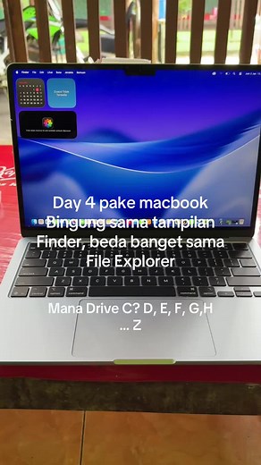 Tampilan Finder di MacBook Air M4 yang Berbeda