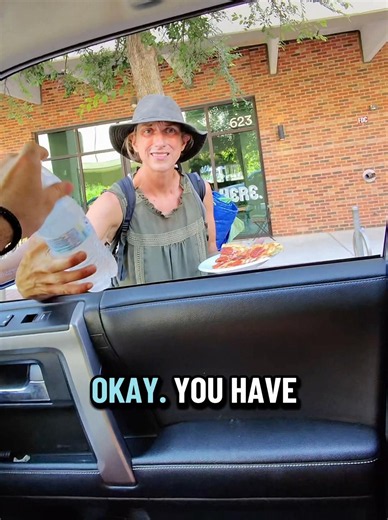 What a sweet lady #helpingothers #humanity #homeless #givingback #kindness #kindnessmatters #pizza