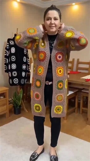 Casaco de crochê quadradinhos ❤️ Faço sob encomenda, sob medida, na cor e fio que desejar. #MandaUmTikTok #deluxecroche #handmade #crochet #croche #quadradinho #moda #modafeminina #casaco #kimono