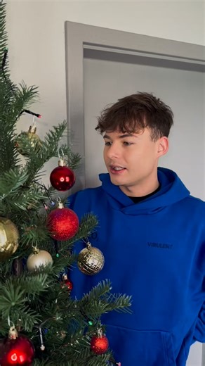 David Hanzlík on Instagram: "Každý den tě v aplikaci MOJE O2 čeká překvapení!💙 Můžeš získat různé @o2_cz dárečky🎁 Tak stahuj! #o2 #adventnikalendar"