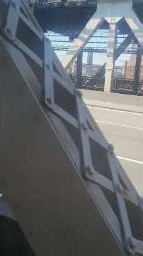 R68 (D) train view of the Manhattan Bridge (V8)