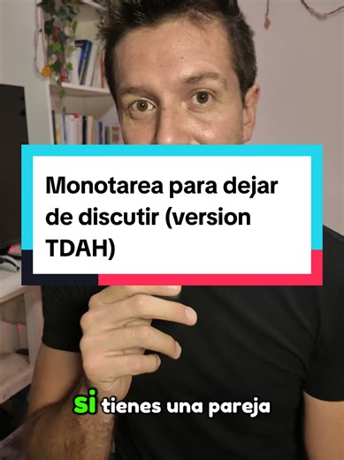Si tú o tu pareja tienen TDAH, este tip puede ahorrar muchos conflictos en la casa. Cuando intentamos hacer varias tareas al mismo tiempo, el cerebro con TDAH se desordena fácil: empieza una cosa, ve otra, se distrae, deja “miguitas” por todos lados… estilo Hansel y Gretel. Resultado: nada terminado y frustración acumulada. La monotarea funciona porque reduce el agobio y la confusión. Una tarea → principio → fin → cierre. Eso le da claridad al cerebro y baja la sensación de caos. Menos fricción,