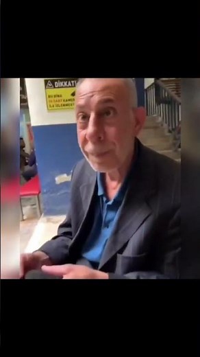 çay içen boş cüzdanını gösteren dayı