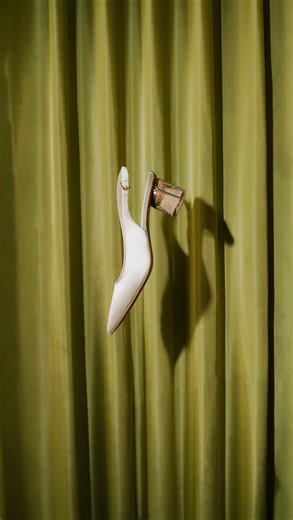 Portland & NYC Wedding Photographer on Instagram: "Don’t be scared of your off-camera flash 📸 Comment FLASH to get the guide and learn how! #flashtutorial"