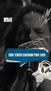 QUANDO O GRUNGE ENCONTROU O PINK FLOYD Roger Waters e Eddie Vedder dividindo o palco em “Comfortably Numb” é daqueles encontros que dizem muito sobre a história do rock. De um lado, o compositor de uma das obras mais emblemáticas do Pink Floyd. Do outro, a voz que marcou a geração grunge à frente do Pearl Jam. Lançada originalmente em The Wall (1979), a música ganha outra leitura ao vivo, com novas camadas de intensidade e emoção, conectando o rock progressivo ao alternativo em uma performance q