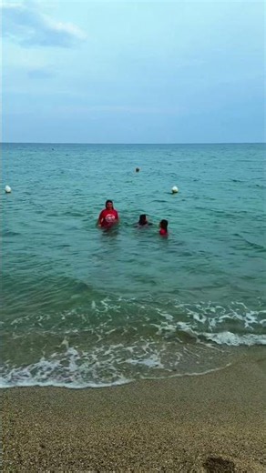 Ludo fa il Bagno Vestita con le sue Amiche del Villaggio 🌊😎