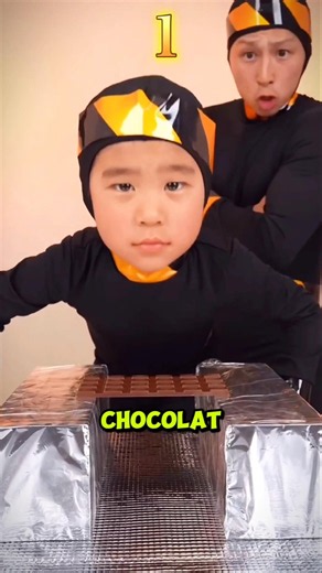 Le Défi Du Chocolat Avec Le Menton