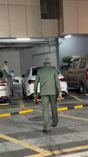 Issa Azam on Instagram: "No1🇹🇿 👔🥼 👞 @jm_international_collection 🇨🇳🌍🙌"