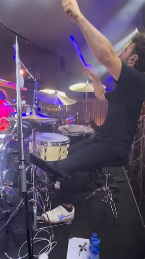 Dror Shappir on Instagram‎: "High ENERGY🔥גם קלאסיקות זה כיף#drummer #drums #livedrums #vaterdrumsticks #drumming #sabiancymbals #recordingdrums #livemusic #drumchops #gospelchops"‎