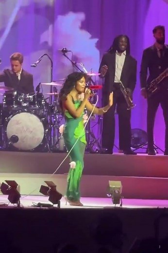 Olivia Dean performs"So Easy (To Fall In Love)" at her sold-out LA show