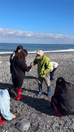 富山県朝日町観光協会 | ヒスイツアー✨ ヒスイ海岸で名人と宝ものさがし（あさひエンジョイクーポン付） 大好評のヒスイツアーも、この土日で今年度ラストとなりました！ 全国から石ころ好きのみなさまにお越しいただき、ヒスイガイドさんとの交流をたっぷり楽しんでいただきましてありがとうございました♪... | Instagram