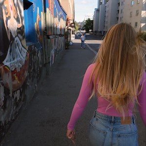 🌭 Who knew Norway had such a good hotdog game? We could probably eat three or four of these! What's your favorite unexpected local bite? 🤔 #HotDog #Norway #StreetFood #Oslo | 2Passports1Dream