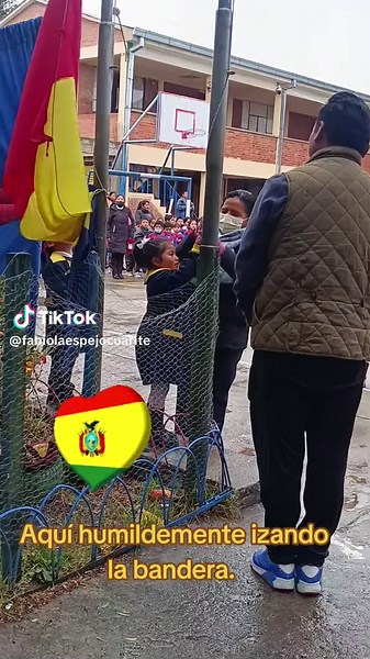 Izando la Bandera en el Himno Nacional de Bolivia