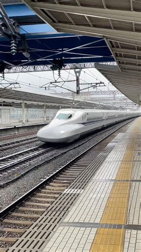 N700A 東海道新幹線 ひかり 東京行き列車の通過の様子です。JR東海 米原駅 SHINKANSEN