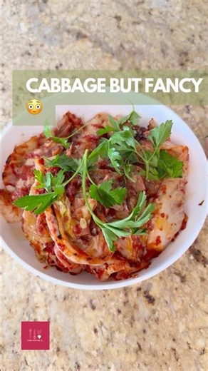 This Charred Cabbage with Spiced Tomatoes & Tahini Tastes Restaurant-Worthy 😳🥬🌱