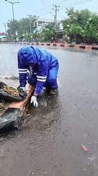 Remove leaves and debris that clog drains and drain water when it rains #unclog #unclogged #drain