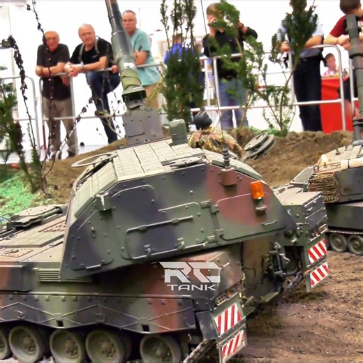 XXXL RC MODEL TANK PANZERHAUBITZE 2000 IN 2 #rctank #rctanks #henglong #rc #tank #battles #worldoftanks #panzer #scalemodel #rchobby #hobby #tanks #rclife #rcmodel #tankbattles #henglongtanks #fsttanks #worldoftanksblitz #rcpanzer #tamiyatank #club #motionrc #scale #army #tiger #militaryrctrucks #rctankmilitary #rctanktrailer #rcmilitaryvehicles #reels #fyp | Rc Tanks Videos
