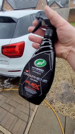 ⚡Graphene Infused Flex Wax de Turtle Wax combina la resistencia del grafeno con la flexibilidad de la cera. Logra un brillo profundo y una protección superior frente a rayones, agua y suciedad. Encuéntralo en nuestras tiendas de Quito y Guayaquil. GUAYAQUIL: Urb. Mirador del Norte Mz. 32 Solar5 QUITO: Av. de los Arupos E3-184 y Av. Gral. Eloy Alfaro #TurtleWax #GrapheneWax #ProtecciónAvanzada | Turtle Wax | Facebook