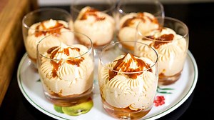 Salted caramel mousse with roast peaches (Mousse caramel beurre salé et pêches rôties)