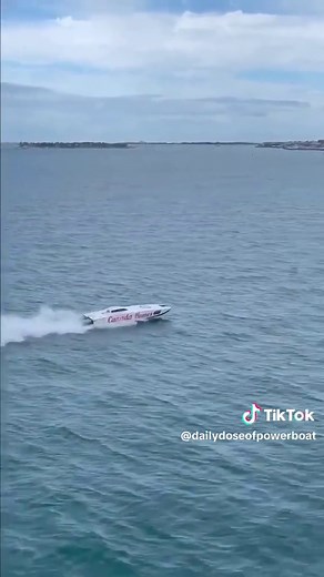 388 Skater: Thrilling Powerboat Racing Experience