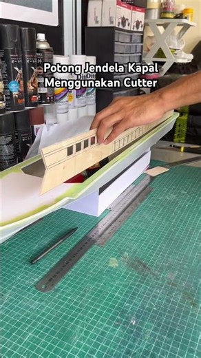Triplek 3mm dipotong menggunakan cutter untuk buat jendela kapal #diyrcboat #speedboat #rcboatbatam