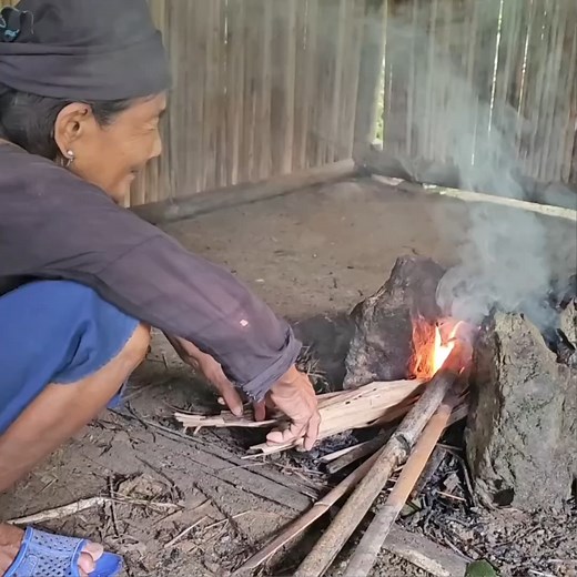 The mystery of the house is revealed, the girl suddenly discovers an old woman in the house | AN VS WILD