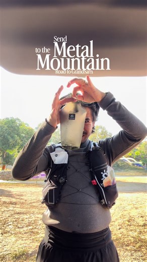 Send Metal to the Mountain. . สัปดาห์พีค มีโปรแกรมซ้อม Back2Back หรือแบบ2มื้อติดกัน วันแรกผมเลือกมาที่กระโจมเพราะจำได้ตอนมาแข่งตะนาวศรีแล้วทางมันกว้างดี ไม่เทนิคคัลจนอาจจะพลาดเจ็บ กับอยากซ้อมค่ำๆเพราะจะเทสอุปกรณ์กับอากาศที่ฮ่องกงตอนกลางคืน ดีใจที่เจ้าถิ่นราชรีรันคลับ มาเป็นเพื่อน ได้ขาแรงพี่ต้น ช่วยแนะนำและวิ่งเป็นเพื่อนจนดึกดื่น ไว้ถ้ามีงานหน้าจะมาเยี่ยมเยียนอีกครับ