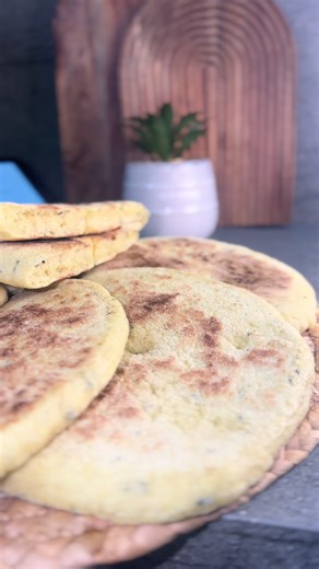 🥖 Recette Matlouh Maison (Thermomix ou pétrin) Ingrédients : \t•\t1 bol de semoule extra fine \t•\t1 bol de farine \t•\t1 c. à soupe de levure boulangère \t•\t1 c. à soupe de sucre \t•\t1 c. à café de sel \t•\t1 bol d’eau tiède ⸻ Préparation : \t1.\tMettre tous les ingrédients dans le bol du Thermomix. \t2.\tPétrir 5 minutes. (Possible aussi au pétrin ou à la main.) \t3.\tCouvrir et laisser la pâte doubler de volume. \t4.\tFormer des pains, les enrober de semoule extra fine. \t5.\tLaisser repos