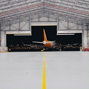 #BackstageBerlinAirport Mitte Januar wurde der easyJet Hangar am #BER in Betrieb genommen. Schau mit uns hinter die Kulissen der rund 10.000 Quadratmeter großen Wartungshalle. Hier können bis zu vier Flugzeuge vom Typ eines A321 gleichzeitig gewartet werden. 👨‍🔧 #berlinairport | BER - Berlin Brandenburg Airport