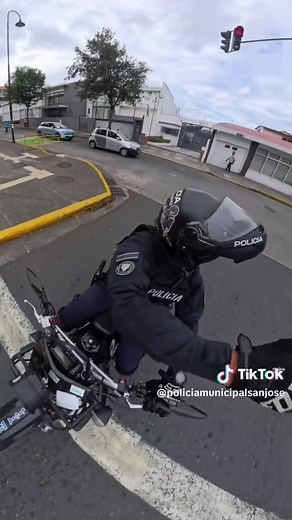 Guía para ceder el paso a escoltas policiales